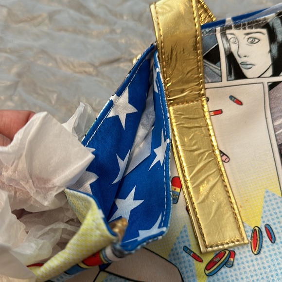 MAC WONDER WOMAN BOLD BABE TOTE - Picture 4 of 8